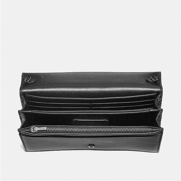 ๐๐๐๐๐ | ๐๐ฃ๐๐ฆ๐ช๐ ๐๐๐ฃ๐! โจ Callie Foldover Chain Clutch In Ombre Snakeskin - Picture 3 of 5